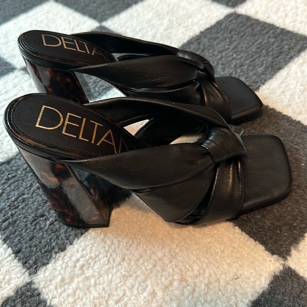 Deltan Kira Puffy Leather Square Toe Sandals